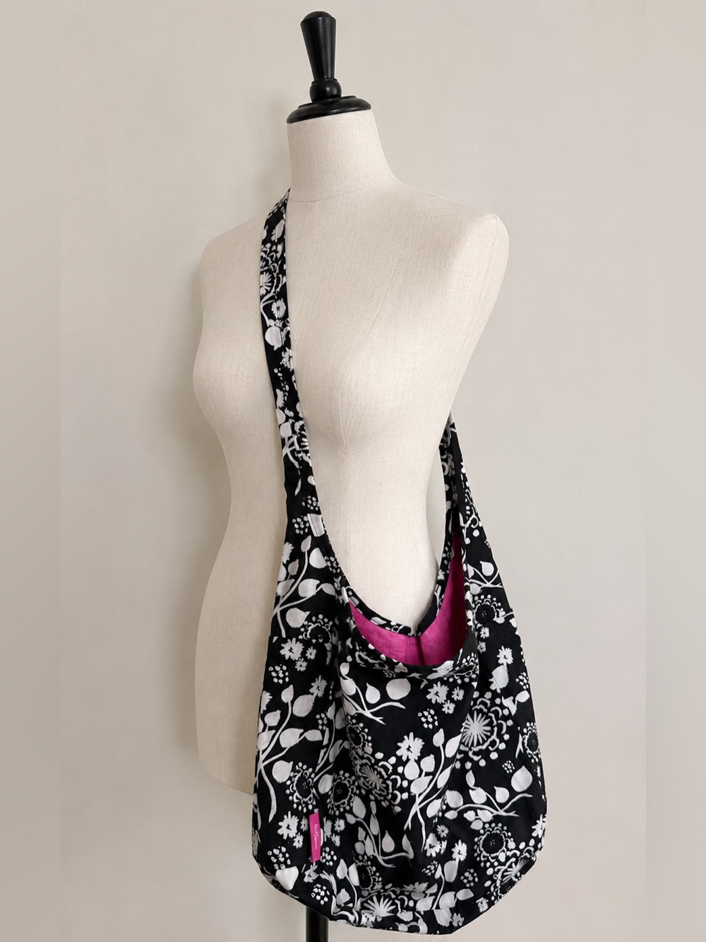 Thirty-One Reversible Hobo Bag in Black and White Floral Print Reversing to Pink